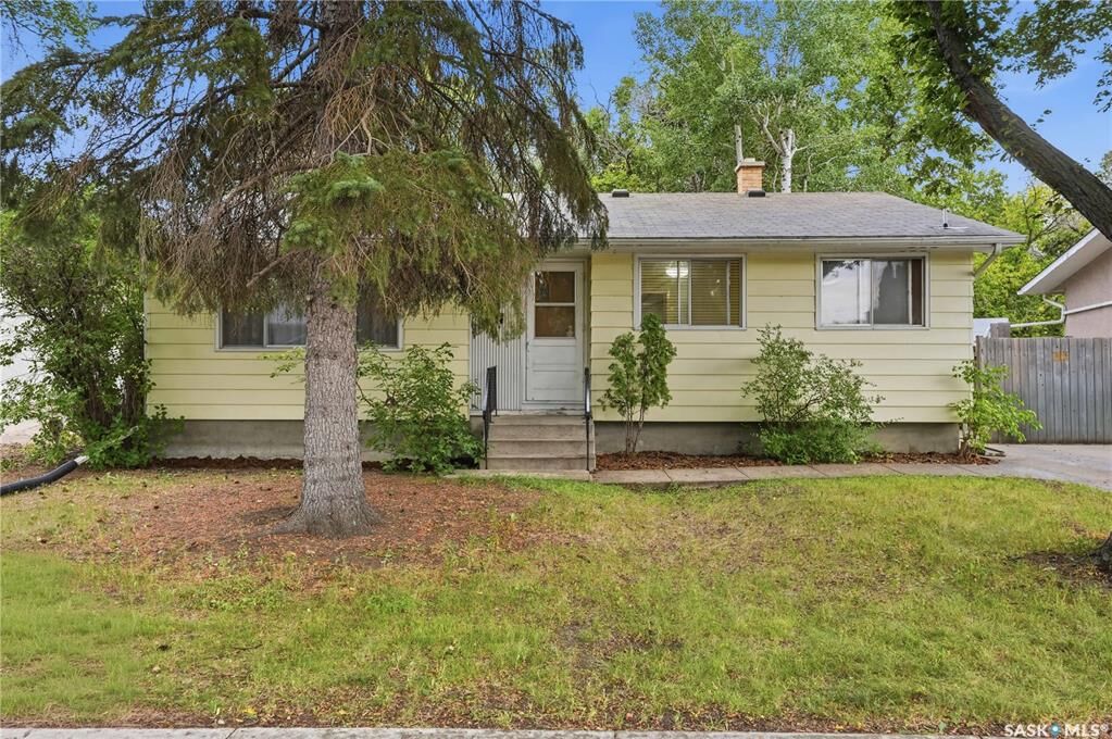 Property Photo:  129 Cameron Crescent  SK S4S 2X3 