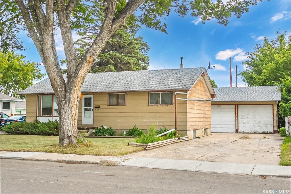 Property Photo: 910 T Avenue N SK S7L 3C1