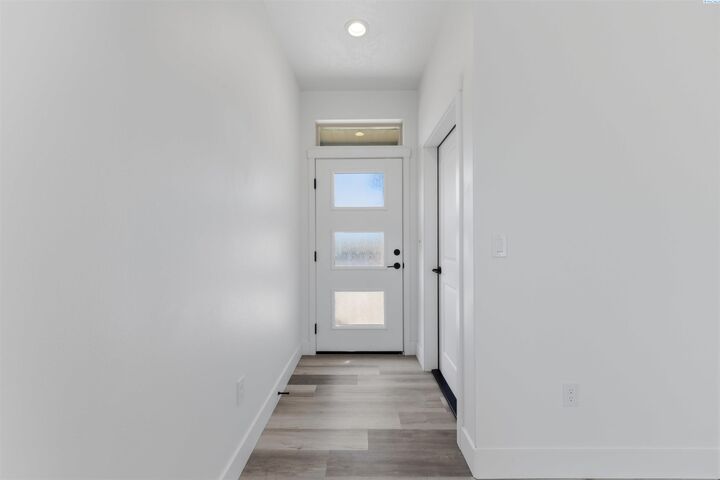 Property Photo: 270 N Dewberry Pl WA 99336