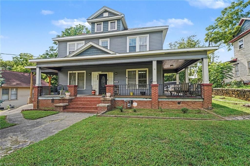 Property Photo: 2842 N Patterson Avenue NC 27105