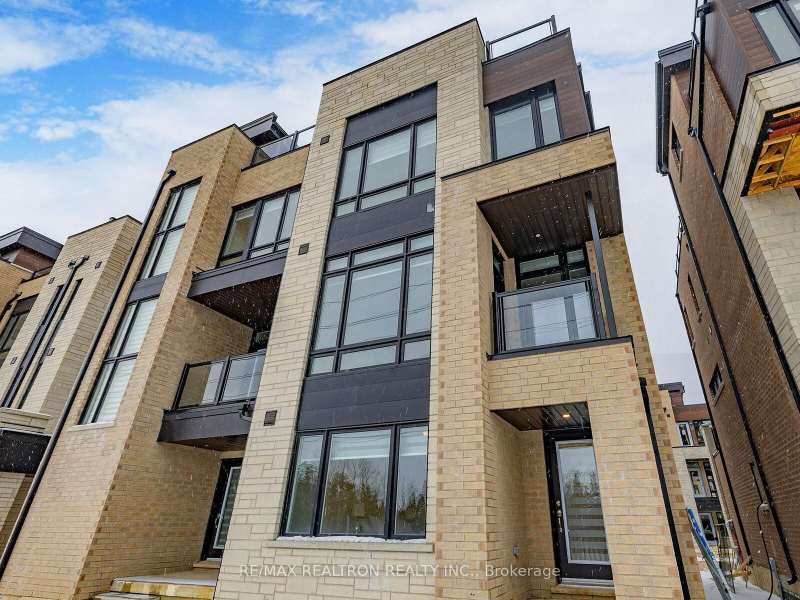 Property Photo:  45 Credit Lane Rm 3  ON L4E 1G9 