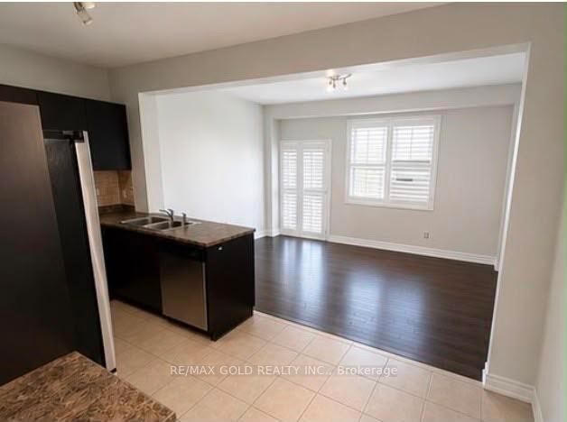 Property Photo:  765 Millworks Crescent  ON L5V 0B9 