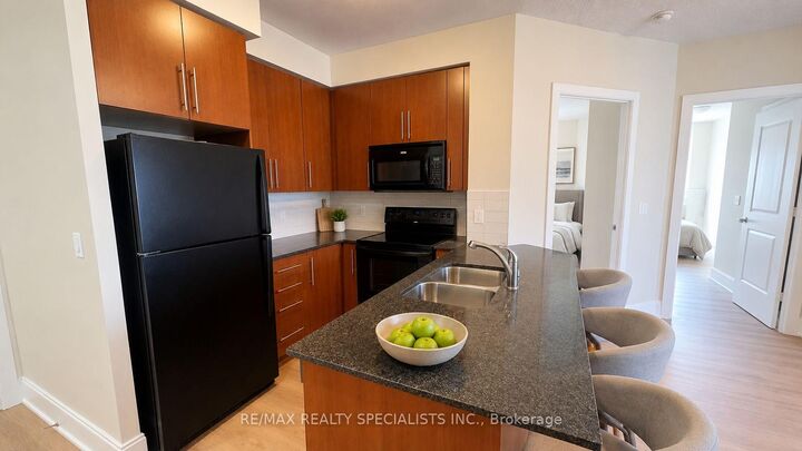 Property Photo: 330 Burnhamthorpe Road W 2702 ON L5B 0E1
