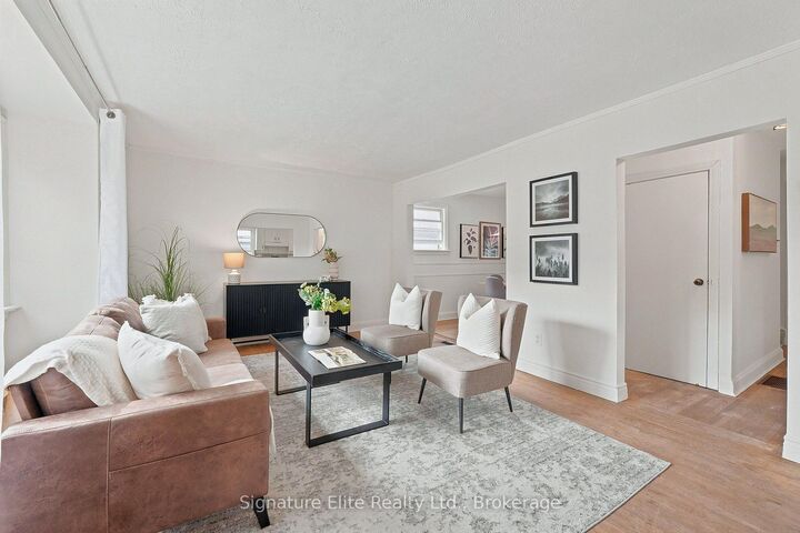 Photo de la propriété: 76 Harewood Avenue ON M1M 2R3