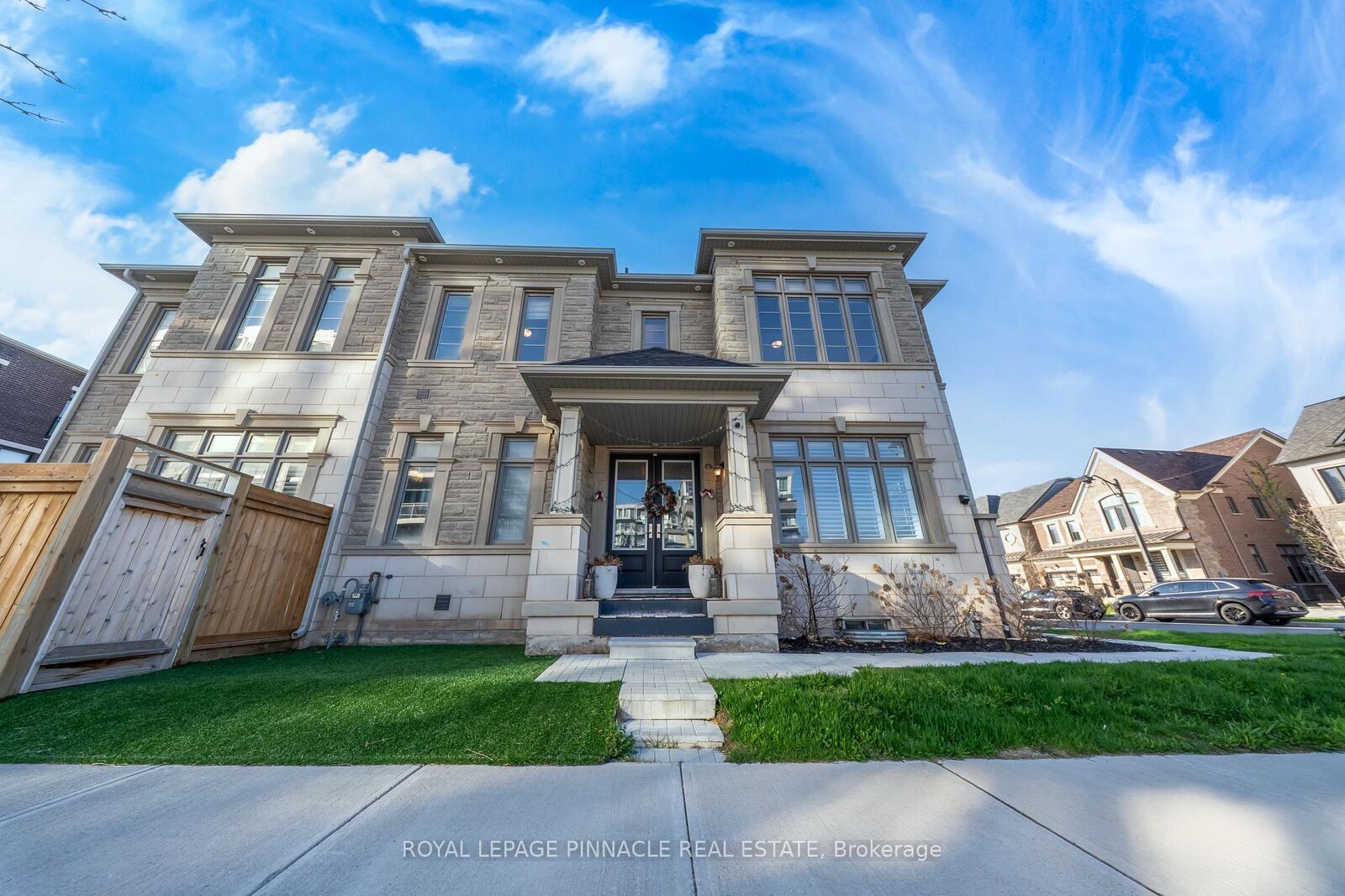 Property Photo:  1504 Yellow Rose Circle Upper  ON L6M 5L3 