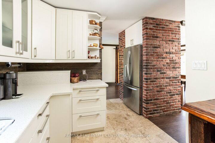 Property Photo: 2450 Edenhurst Drive ON L5A 2K9