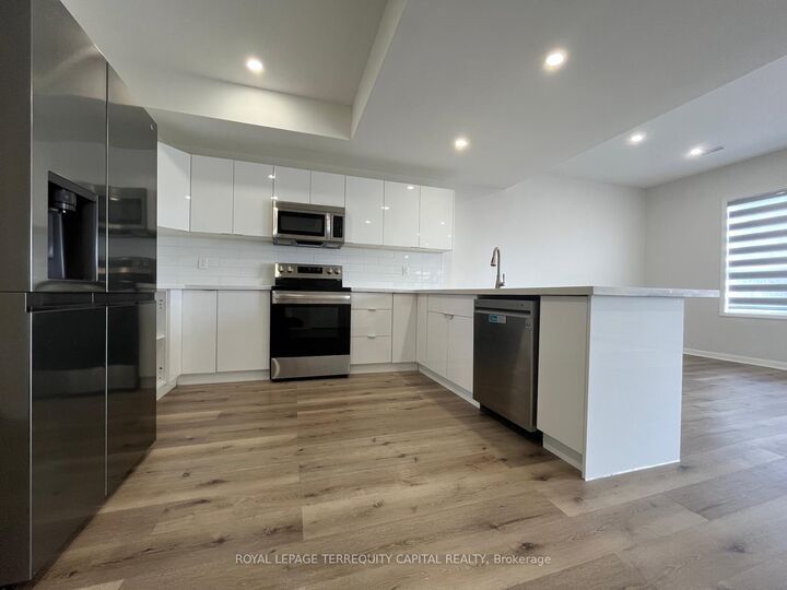 Property Photo:  343 Edgehill Drive Upper  ON L4N 9X4 
