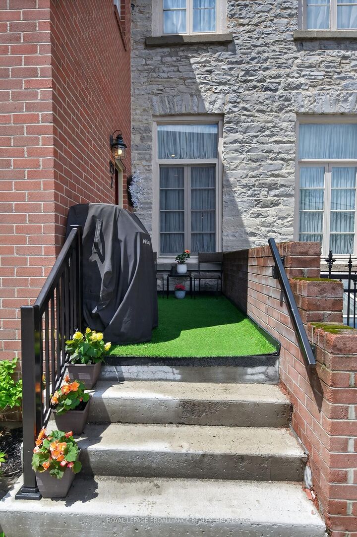 Property Photo:  133 King Street E 2  ON K7L 2Z9 