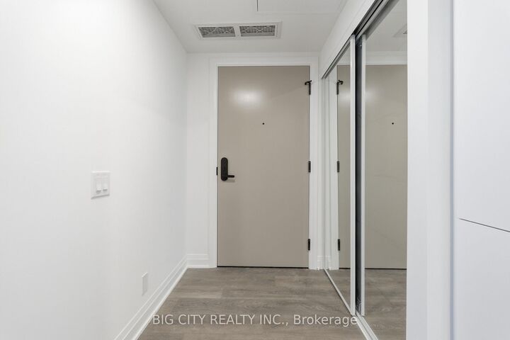 Property Photo: 25 Frederick Todd Way 1606 ON M4G 0C9