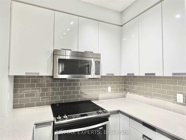 Property Photo:  75 Eglinton Avenue W 1005  ON L5R 0E5 