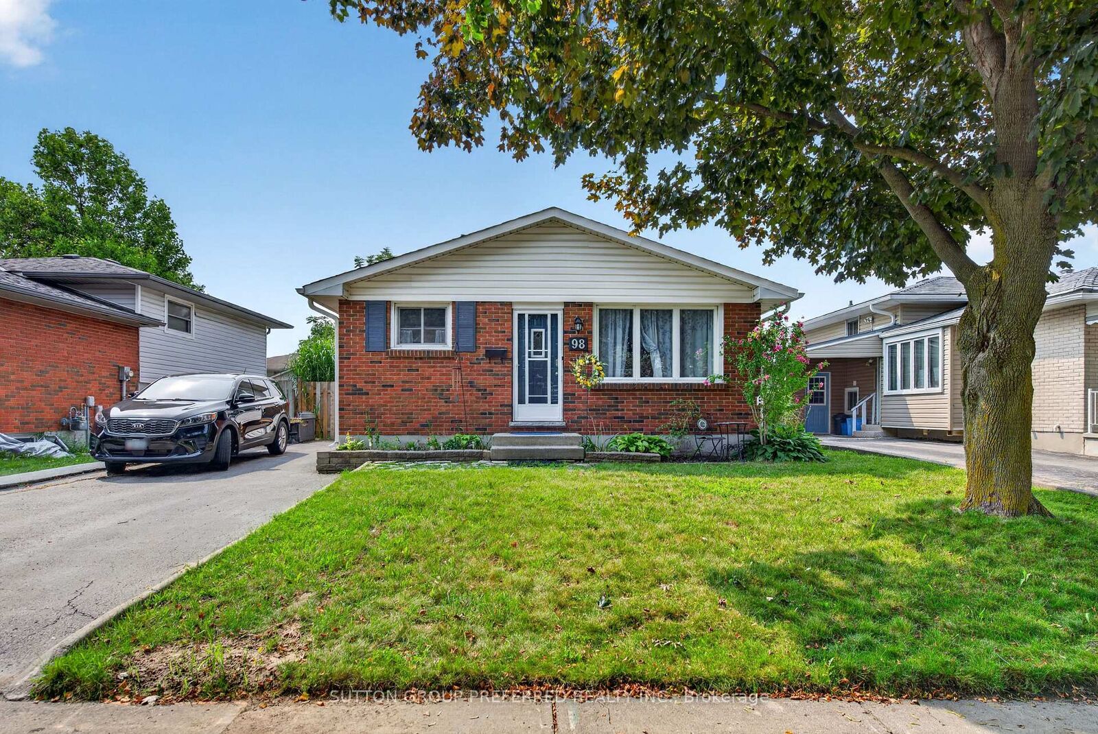 Property Photo: 98 Surrey Crescent ON N6E 1T8