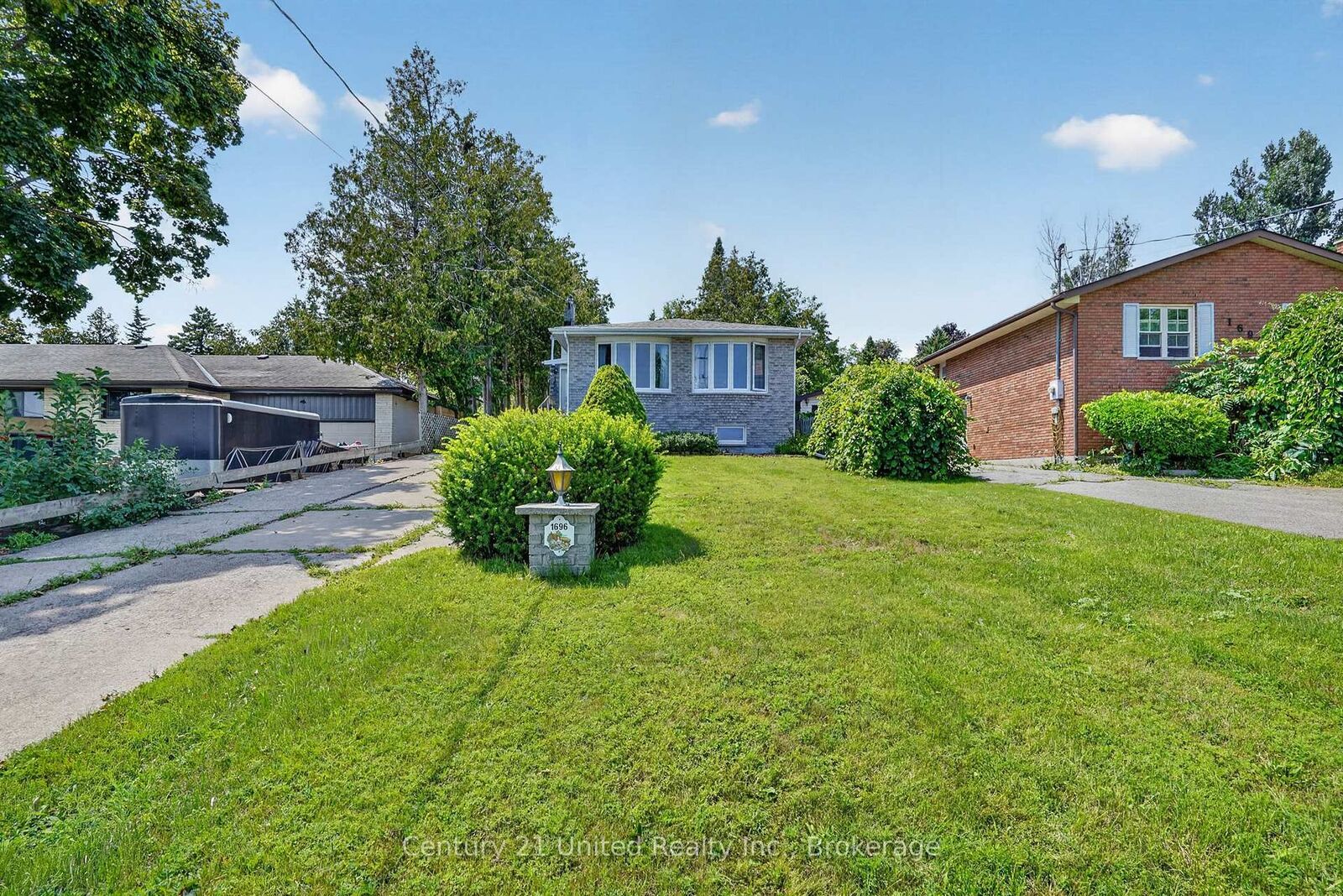 Property Photo:  1696 Applewood Crescent  ON K9K 1N4 