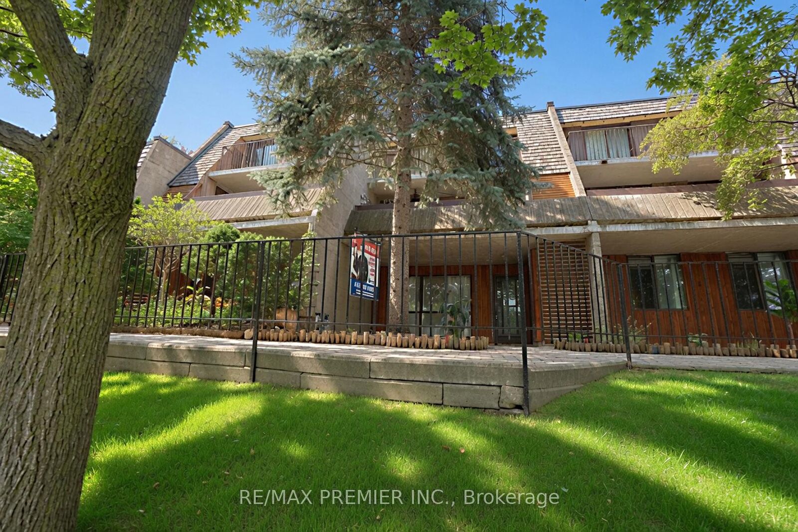 Property Photo: 1250 Mississauga Valley Boulevard 51 ON L5A 3R6