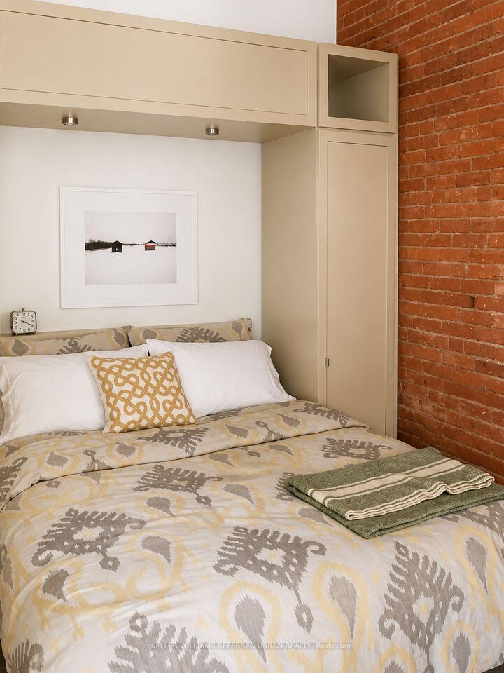 Property Photo:  915 King Street 403  ON M6K 3M2 