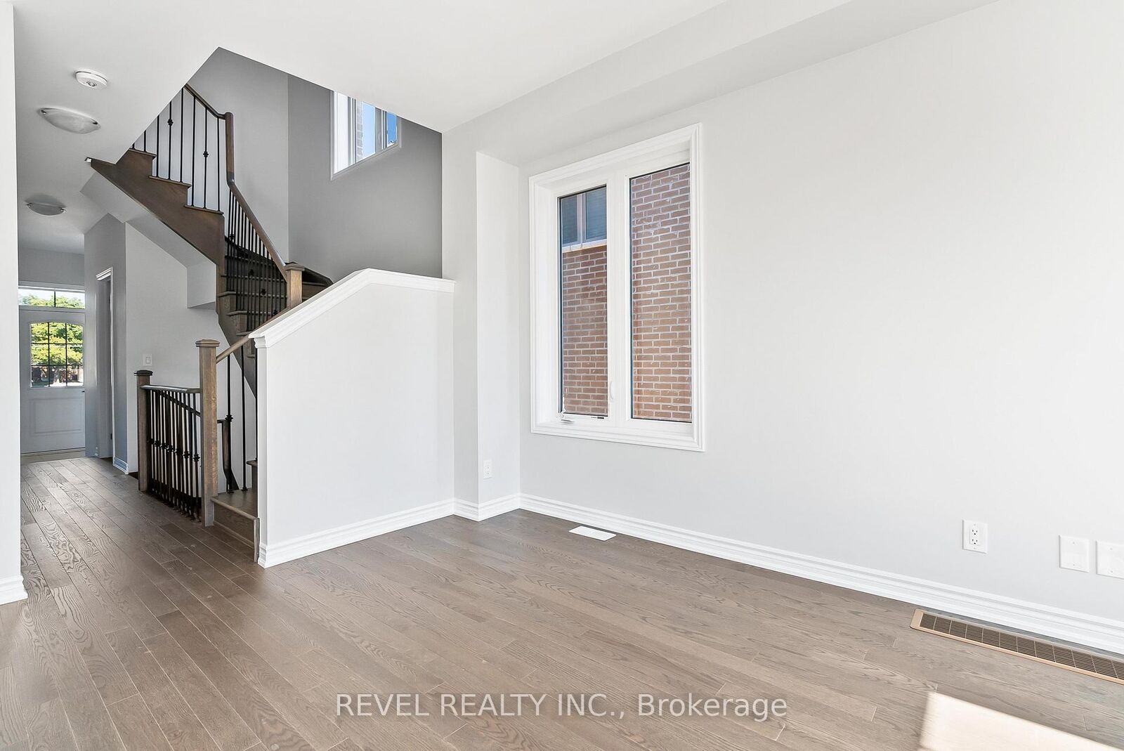 Property Photo:  14 Paradise Way  ON L1R 0R7 