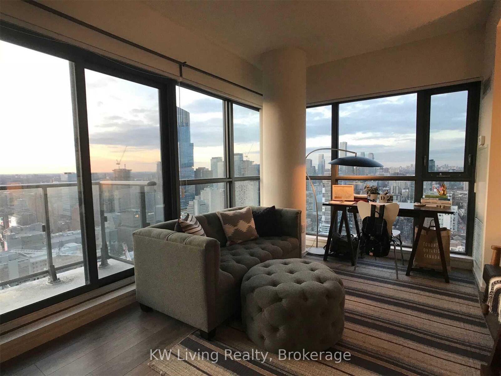 Property Photo:  159 Dundas Street E 4009  ON M5B 1E4 