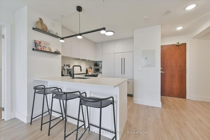 Property Photo: 18 Kenaston Gardens 503 ON M2K 1G8