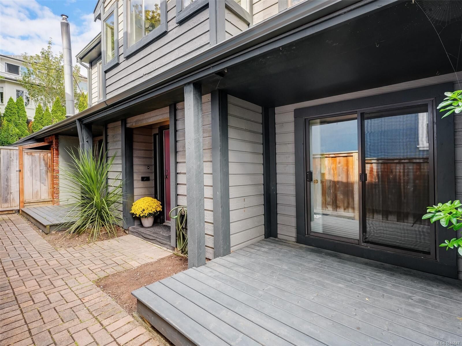 Property Photo: 111 Michigan St BC V8V 1R2