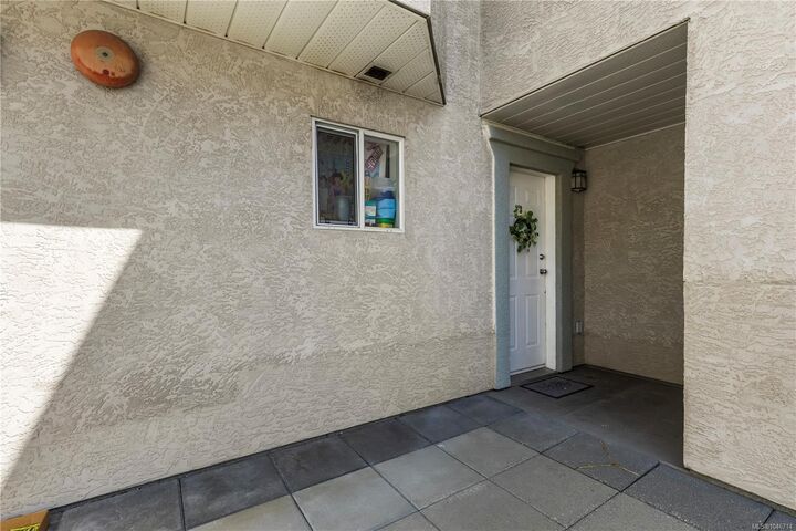 Property Photo:  3255 Rutledge St #3  BC V8X 1N6 