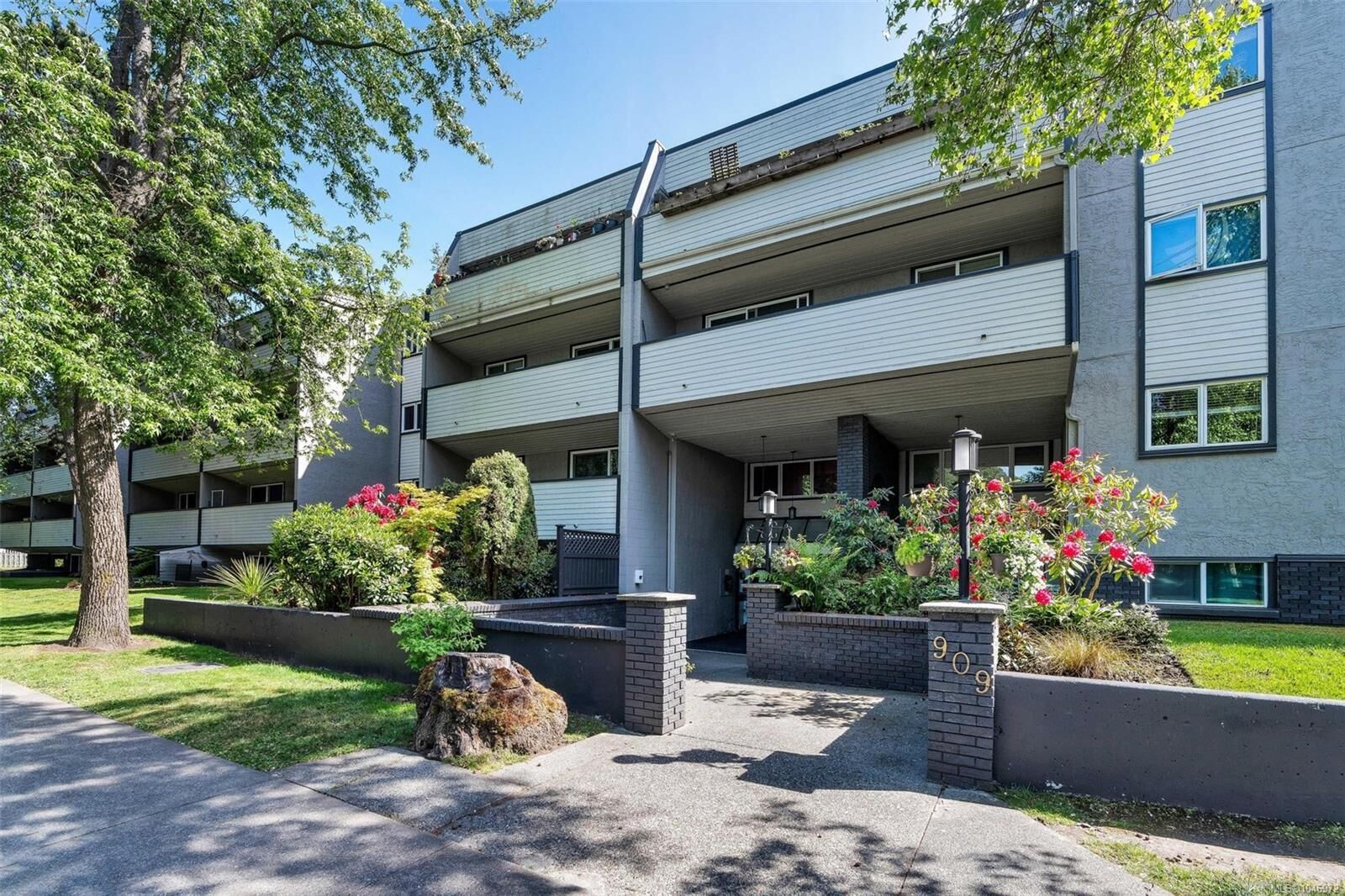 Property Photo:  909 Pembroke St #417  BC V8T 4Z5 
