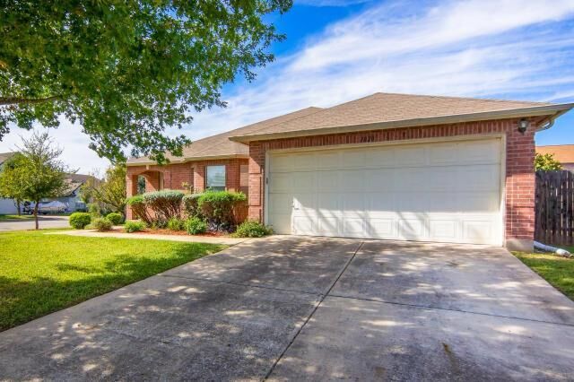 Property Photo: 1020 Skylark Hill Lane TX 78660