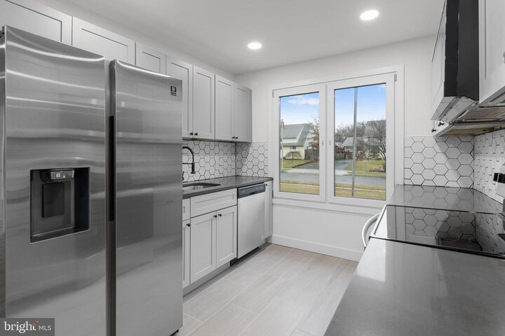 Property Photo: 6 Roundwood Lane PA 19055