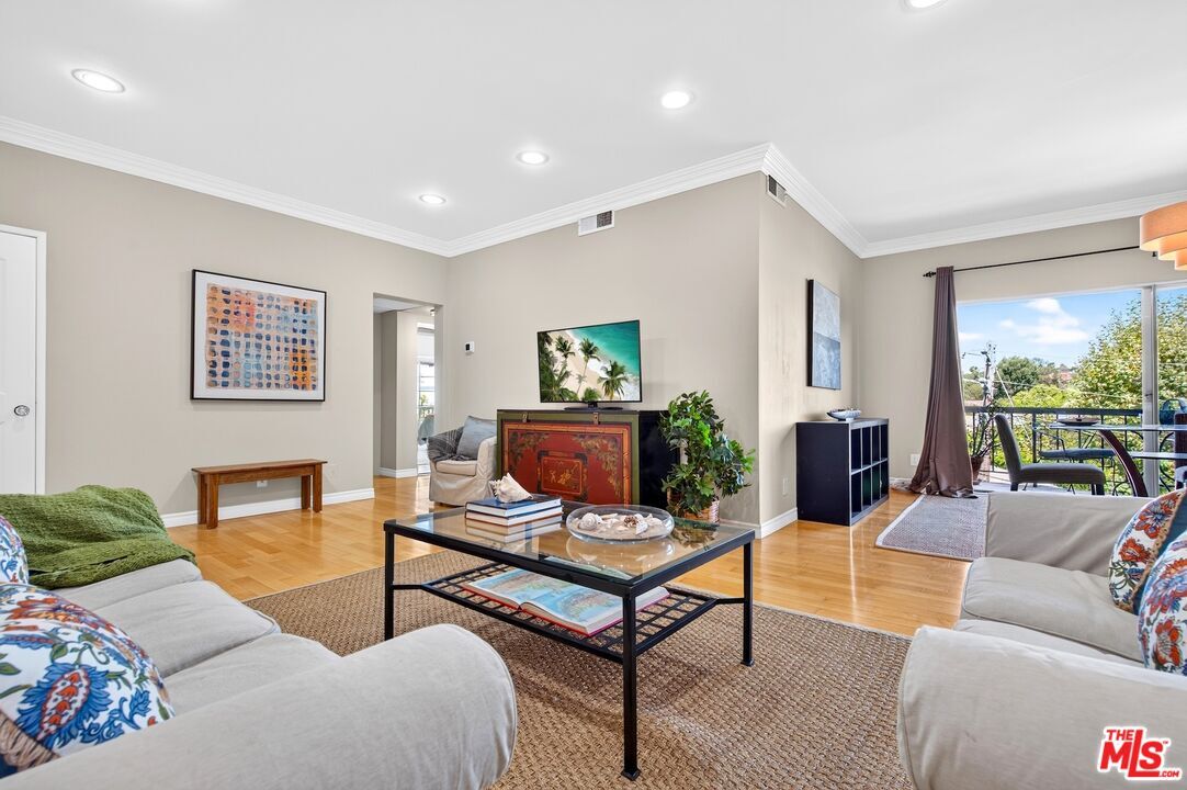 Property Photo: 612 S Barrington Ave, Unit 417 CA 90049