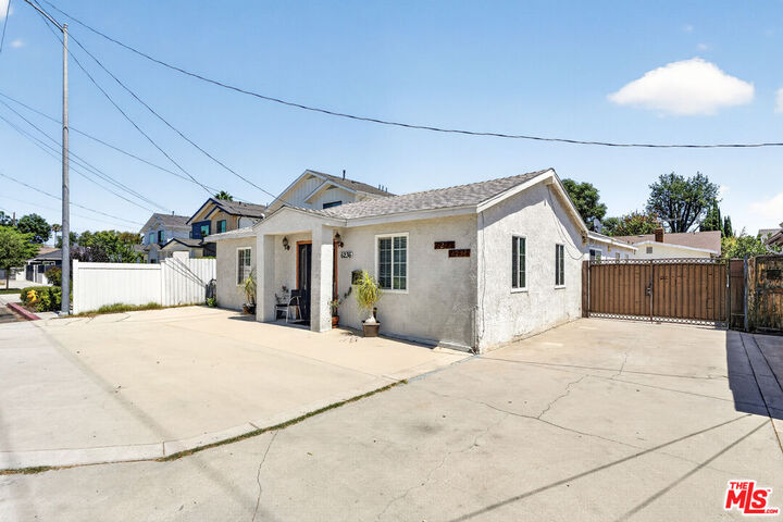 Property Photo: 6236 Lindley Ave CA 91316