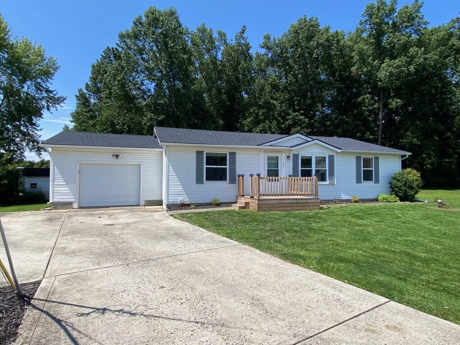 Property Photo: 33 Lynnwood SE Circle OH 43008