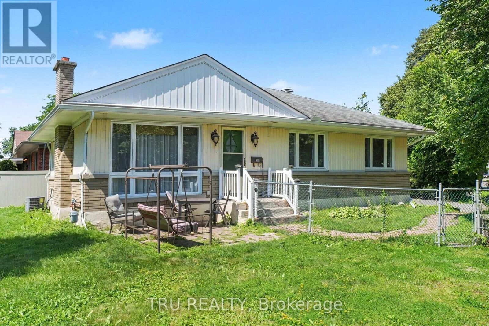 Property Photo:  1908 Saunderson Drive  ON K1G 2C7 
