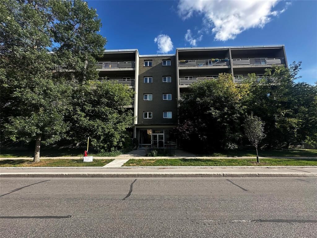 Property Photo: 500 Stradbrook Avenue MB R3L 0J9