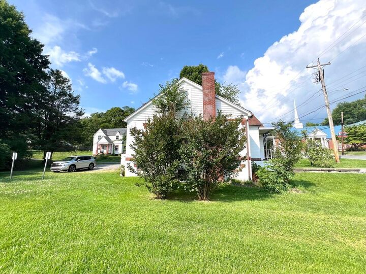 Property Photo: 111 E Maple Ave WV 25840