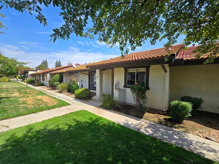Property Photo: 6338 N Maroa Avenue 110 CA 93704