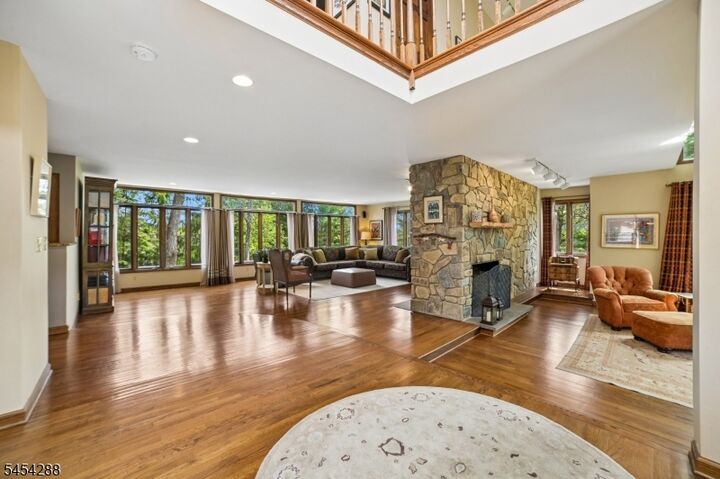 Property Photo:  11 Hawthorne Ct  NJ 07960 