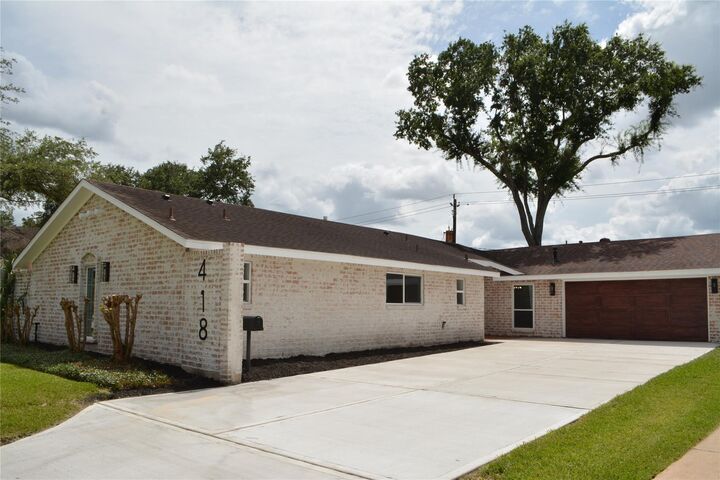 Property Photo: 418 Briar Hill Drive TX 77042