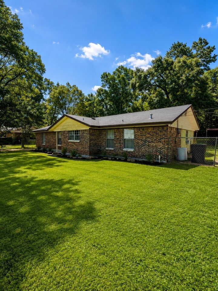 Property Photo: 1610 Lilac Avenue TX 75901