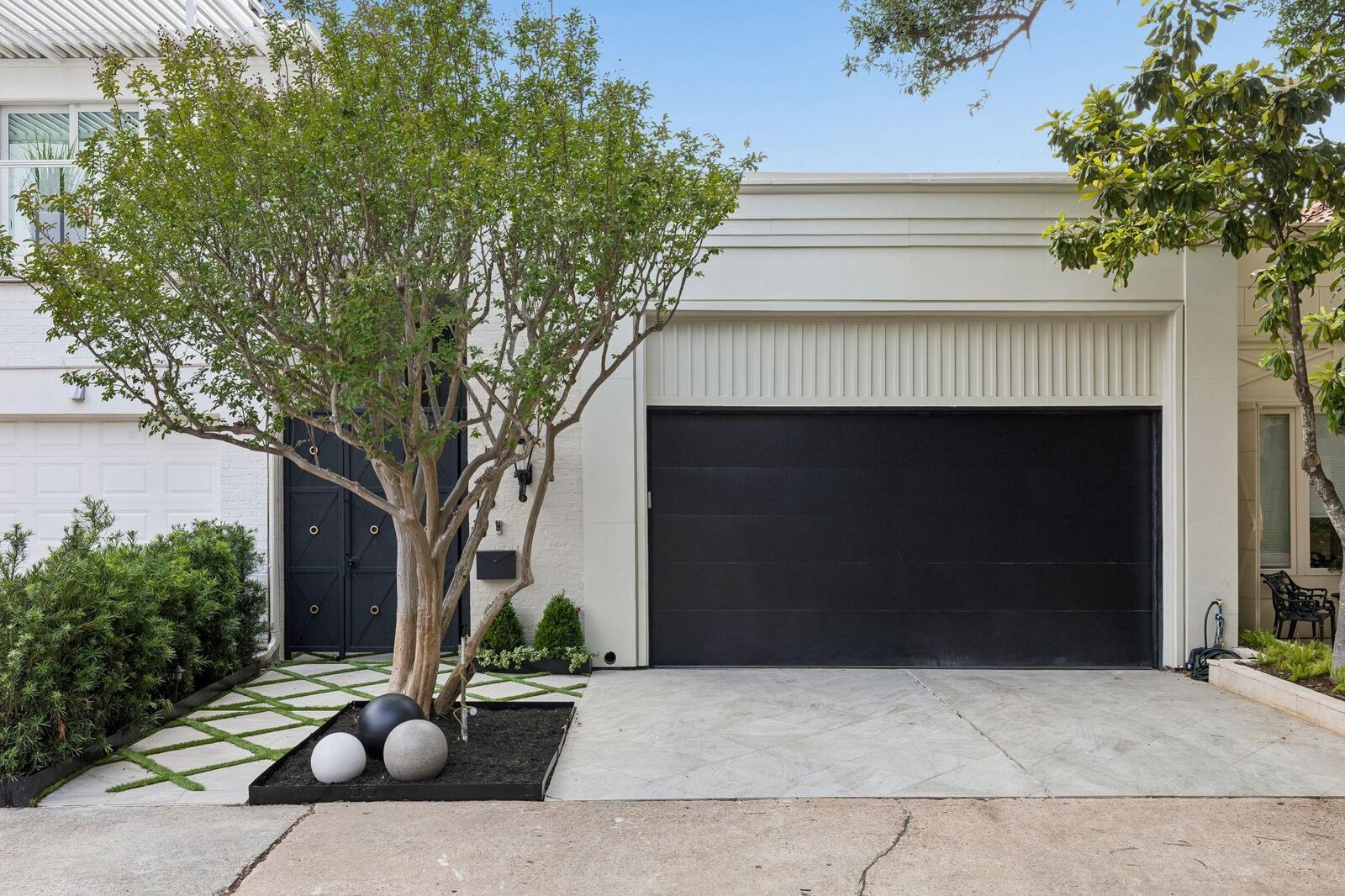 Property Photo:  10 S Briar Hollow Lane 15  TX 77027 