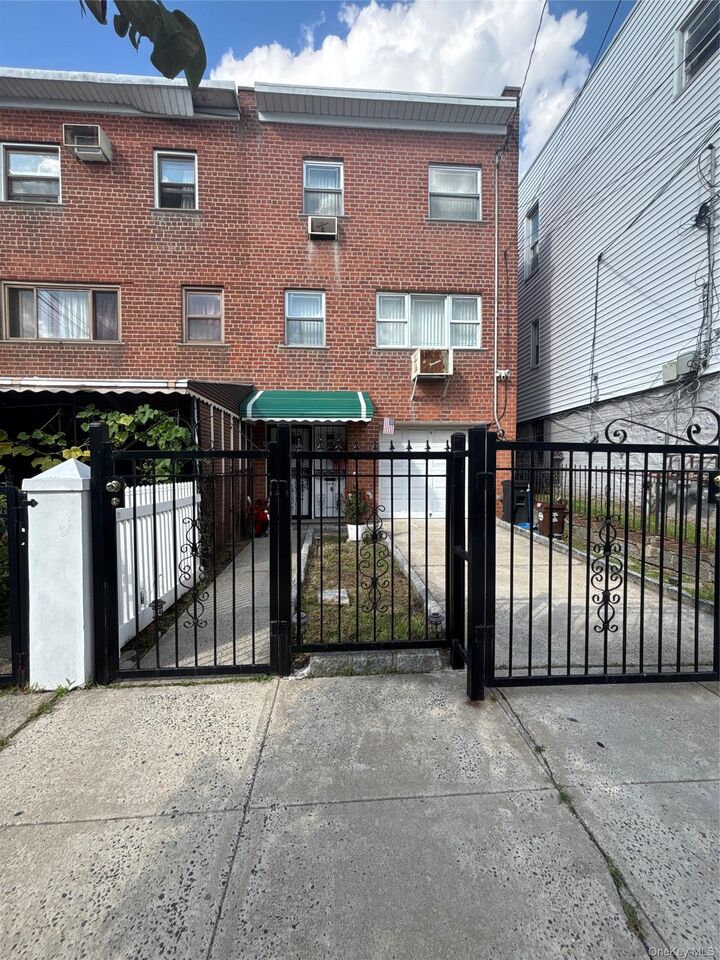 Property Photo: 939 E 229th Street NY 10466