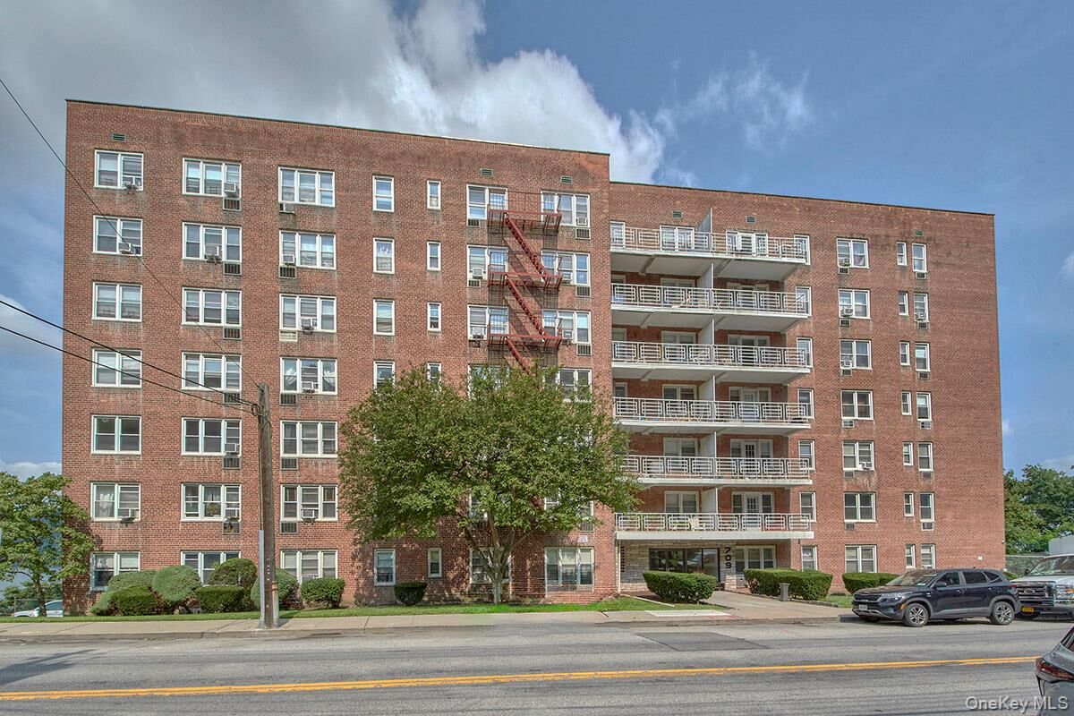 Property Photo: 709 Warburton Avenue 2F NY 10701