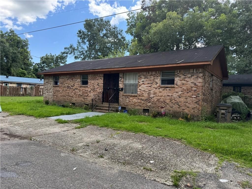 Property Photo: 207 Hickman Street AL 36610