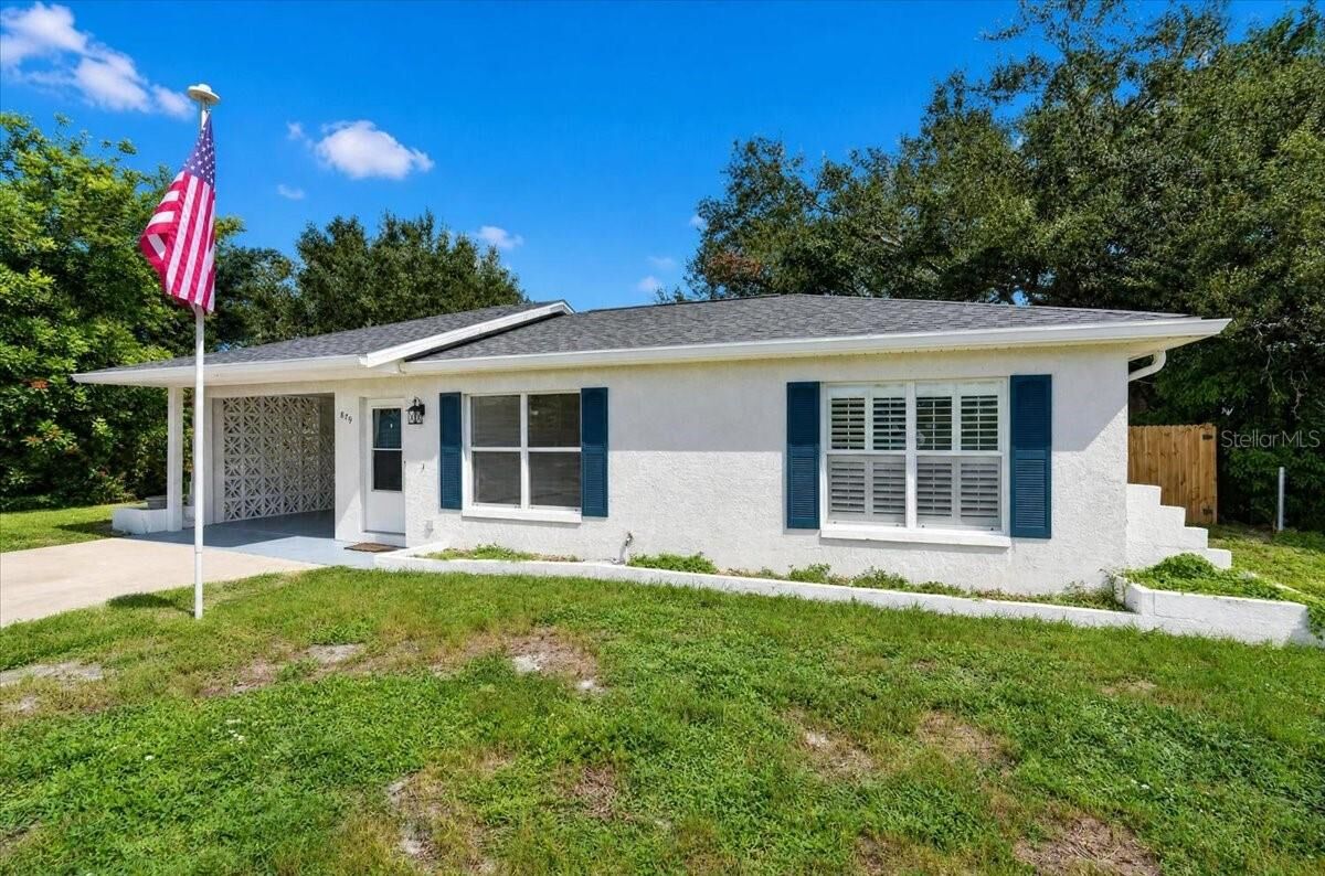 Property Photo:  879 E Seminole Drive  FL 34293 