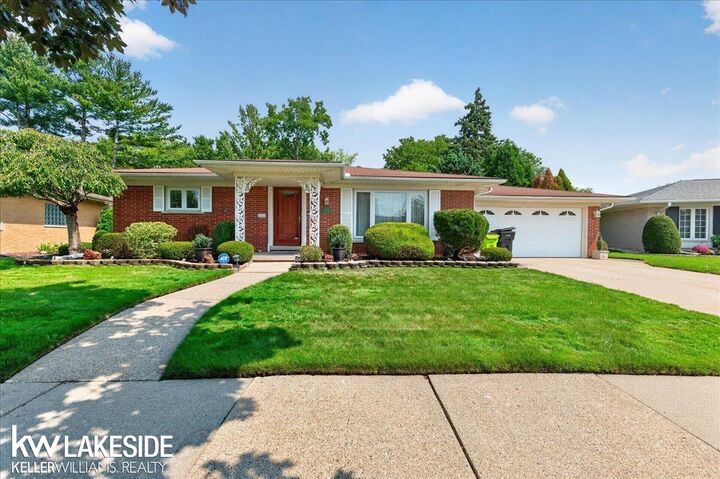 Property Photo:  19427 Candlelight Drive  MI 48066 