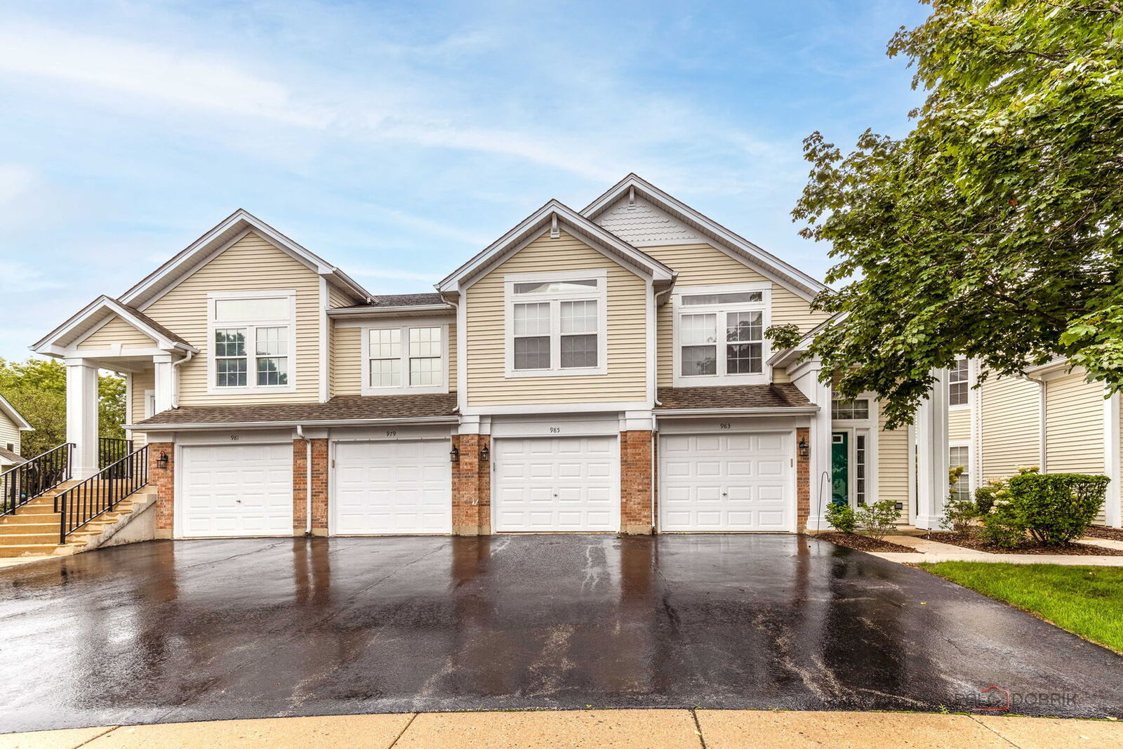 Property Photo: 985 Huntington Drive 985 IL 60007