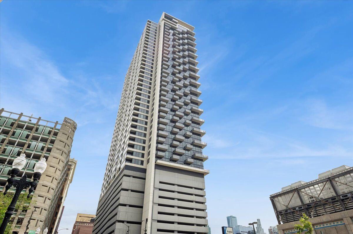 Property Photo: 235 W Van Buren Street 1518 IL 60607