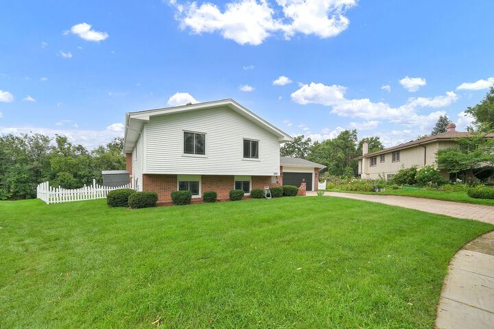 Property Photo: 1441 Holland Place IL 60515
