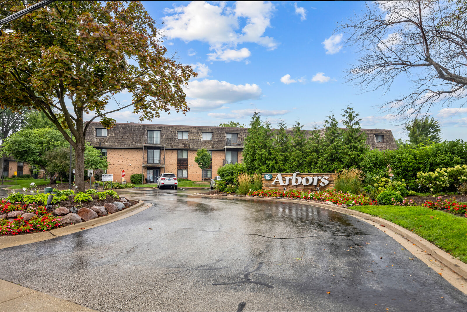Property Photo: 1 Oak Creek Drive 2303 IL 60089