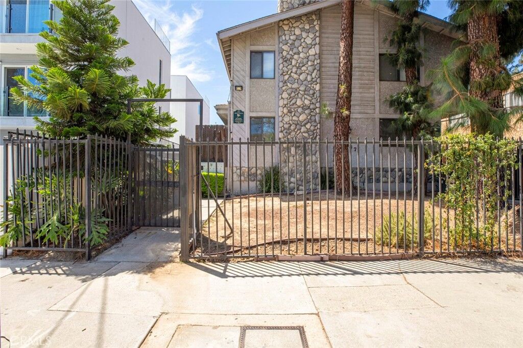 Property Photo:  6847 Haskell Avenue 1  CA 91406 