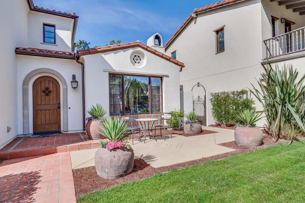 Property Photo:  