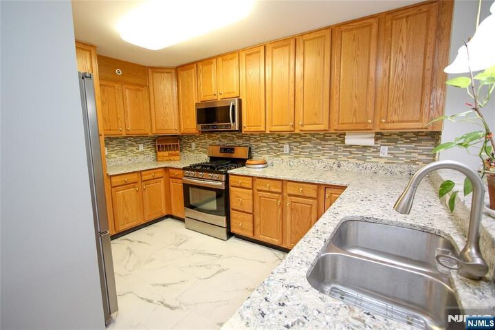 Property Photo:  10 Redspire Drive 10  NJ 07083 