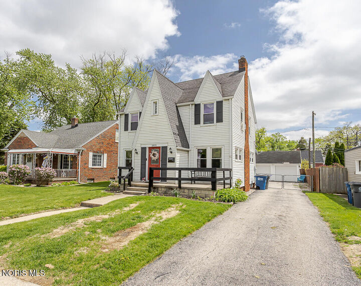 Property Photo: 1805 Heatherdowns Boulevard OH 43614